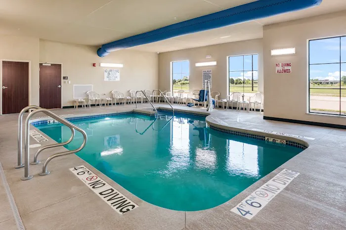 Cobblestone Hotel & Suites - Appleton International Airport 4