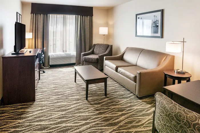 Cobblestone Hotel & Suites - Appleton International Airport 4
