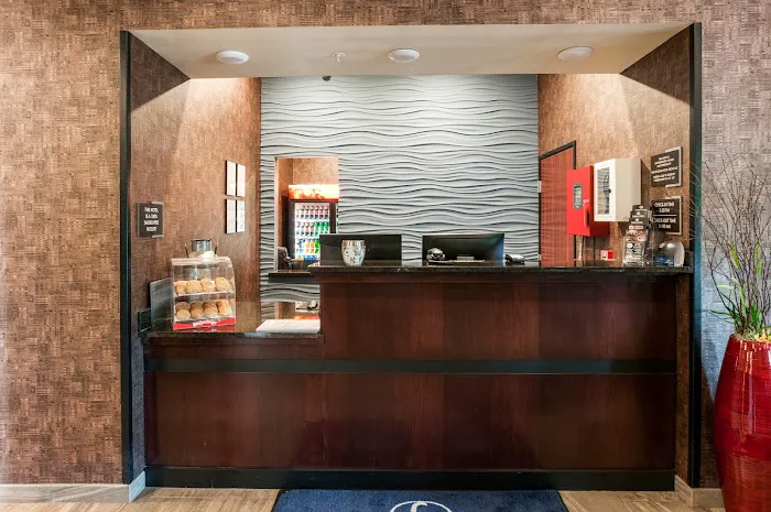 Cobblestone Hotel & Suites - Appleton International Airport 4