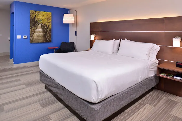 Holiday Inn Express & Suites Stevens Point by IHG 4