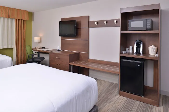 Holiday Inn Express & Suites Stevens Point by IHG 4