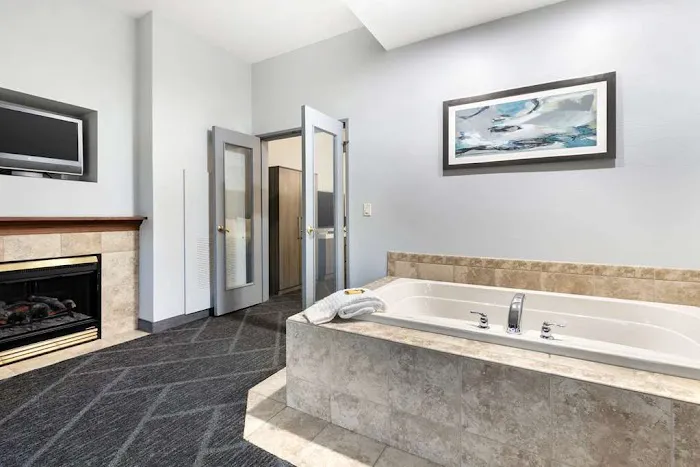 Best Western Plus Appleton Airport/Mall Hotel 4