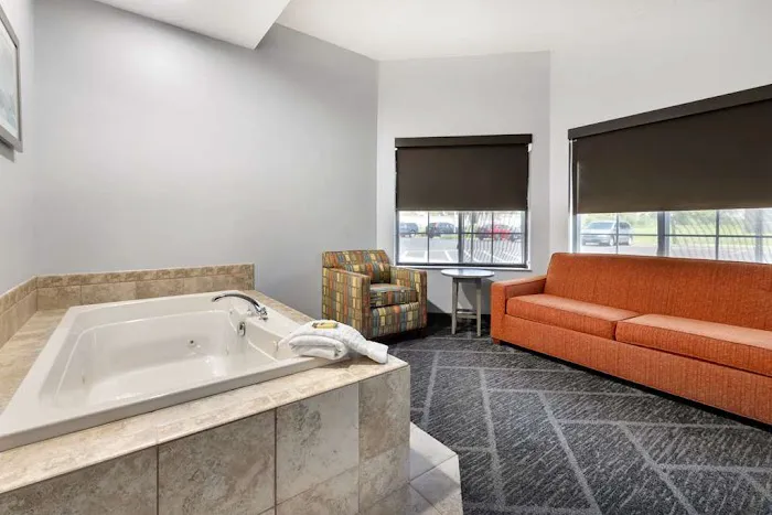 Best Western Plus Appleton Airport/Mall Hotel 4