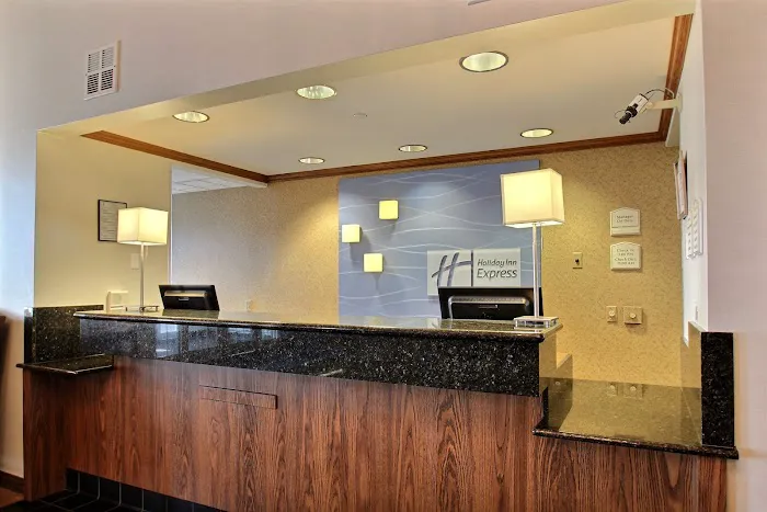 Holiday Inn Express & Suites Oshkosh-Sr 41 by IHG 4