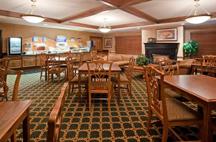 Holiday Inn Express & Suites Oshkosh-Sr 41 by IHG 4