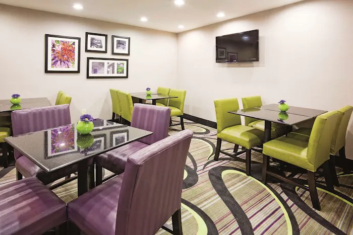 La Quinta Inn by Wyndham Oshkosh 4