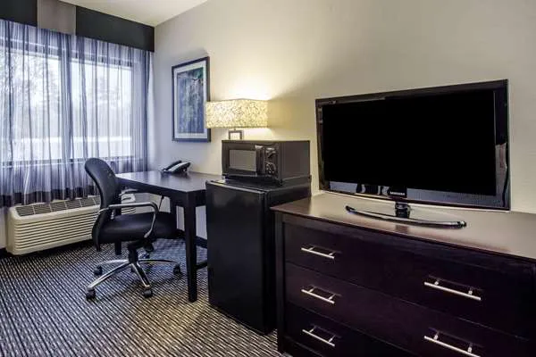 La Quinta Inn by Wyndham Oshkosh 4