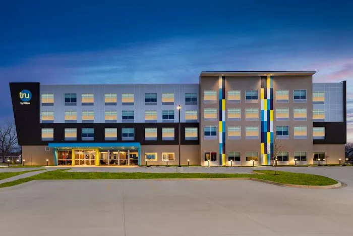 Tru by Hilton Oshkosh 4
