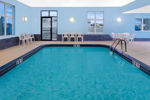 Days Inn by Wyndham Neenah 4
