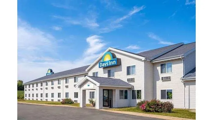 Days Inn by Wyndham Neenah 4