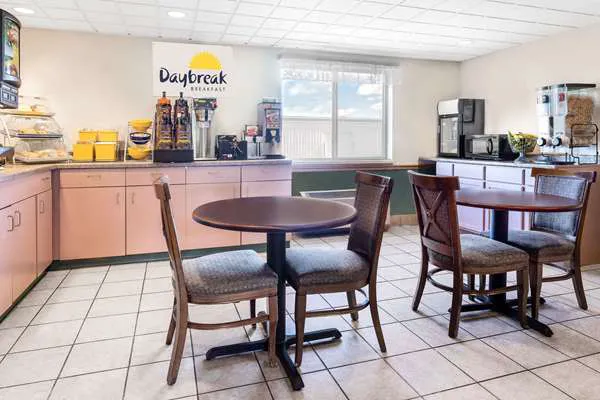 Days Inn by Wyndham Neenah 4
