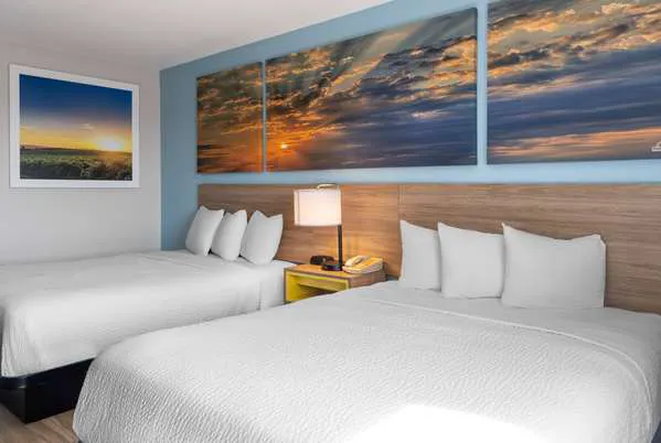 Days Inn by Wyndham Neenah 4