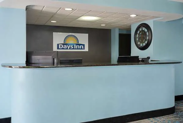 Days Inn by Wyndham Neenah 4