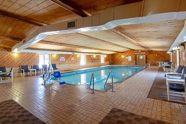 Econo Lodge Inn & Suites 4