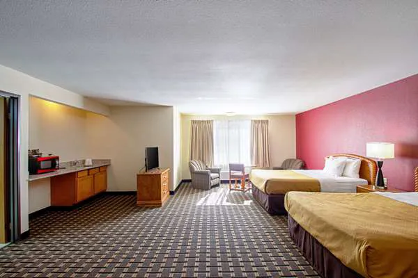 Econo Lodge Inn & Suites 4