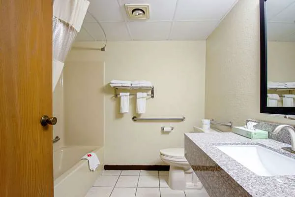 Econo Lodge Inn & Suites 4