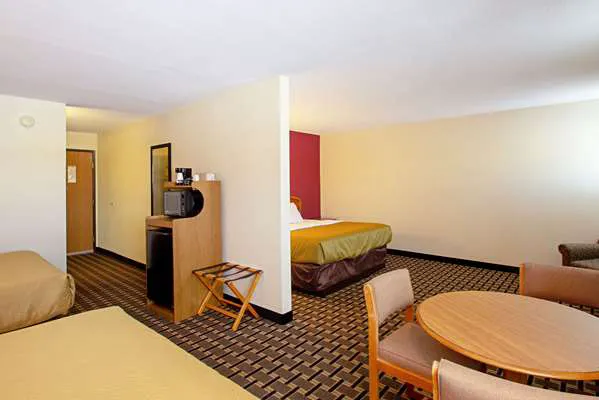 Econo Lodge Inn & Suites 4