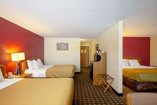 Econo Lodge Inn & Suites 4