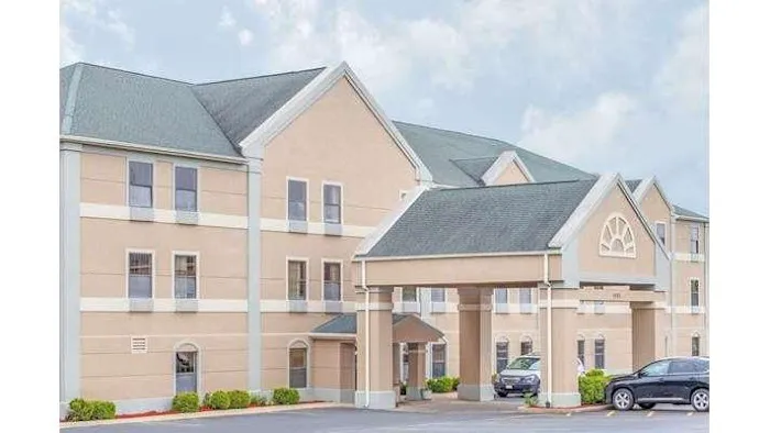 Super 8 by Wyndham Freeport 4