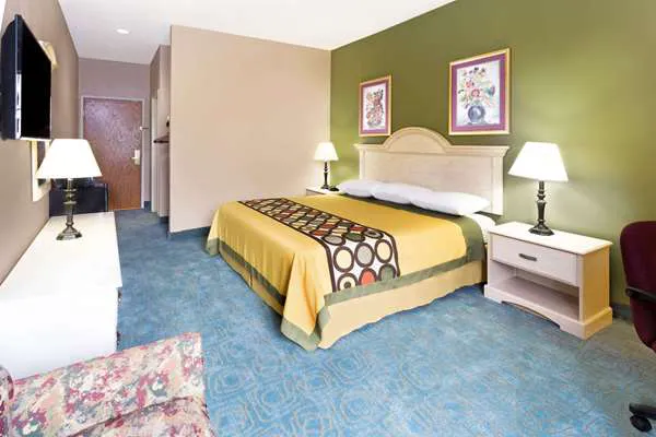 Super 8 by Wyndham Freeport 4