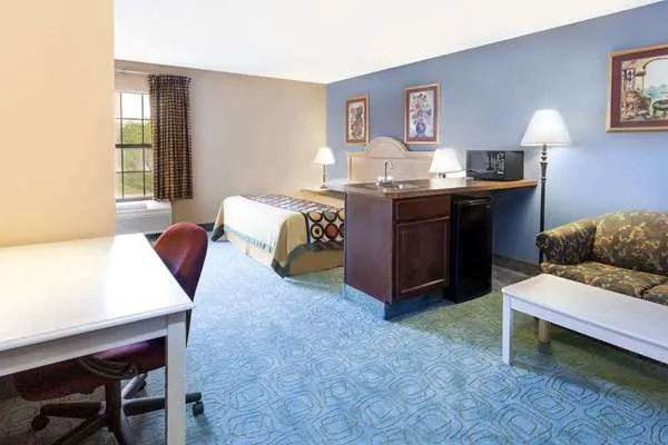 Super 8 by Wyndham Freeport 4