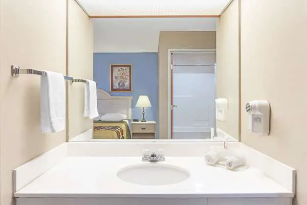 Super 8 by Wyndham Freeport 4