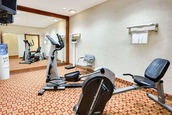 Super 8 by Wyndham Freeport 4