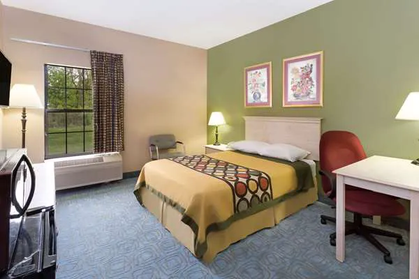 Super 8 by Wyndham Freeport 4