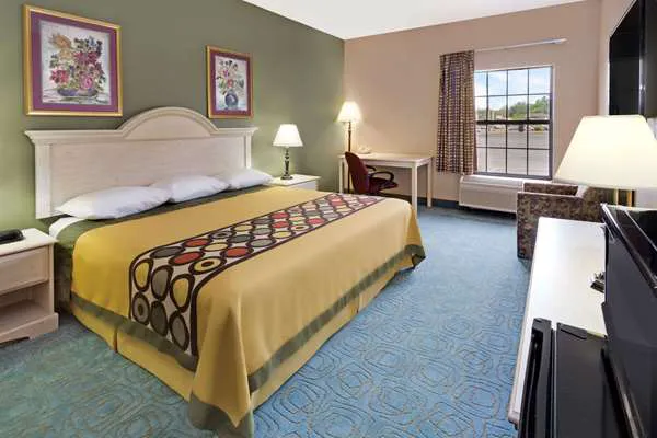 Super 8 by Wyndham Freeport 4