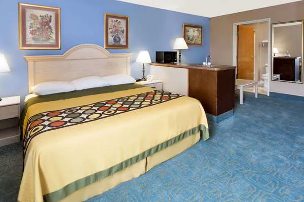 Super 8 by Wyndham Freeport 4