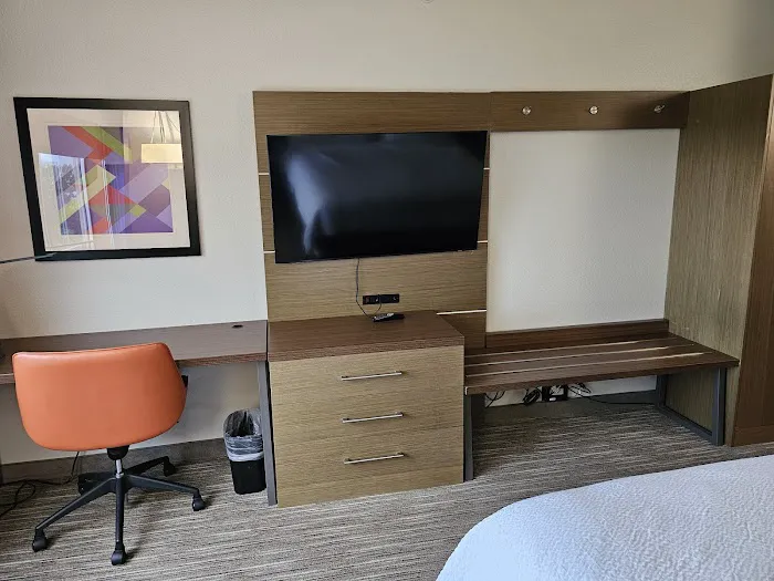 Holiday Inn Express & Suites Rockford - Loves Park, an IHG Hotel 4