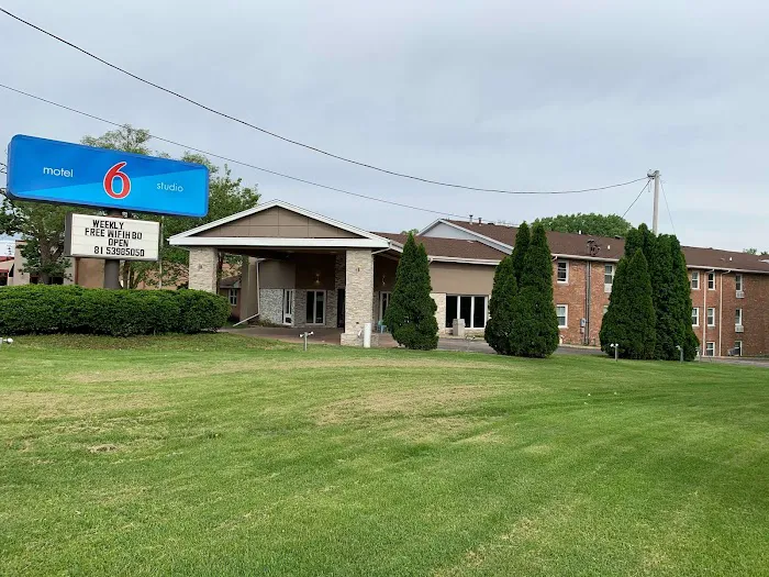 Studio 6 Rockford, IL 4