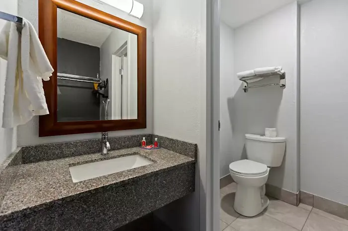 Econo Lodge 4