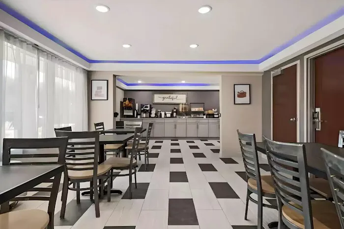 Econo Lodge 4