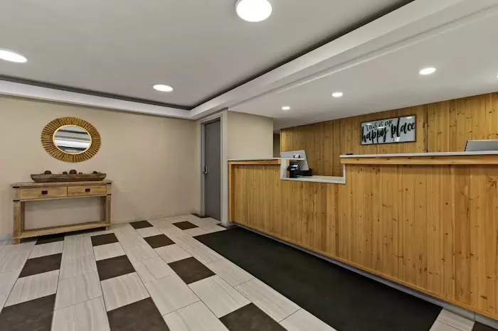 Econo Lodge 4