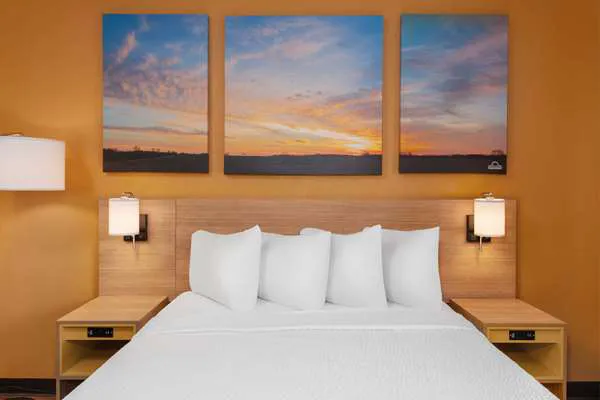 Days Inn by Wyndham Rockford 4