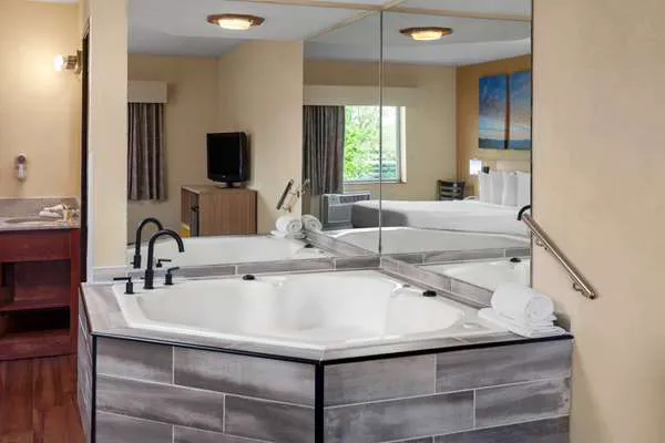 Days Inn by Wyndham Rockford 4
