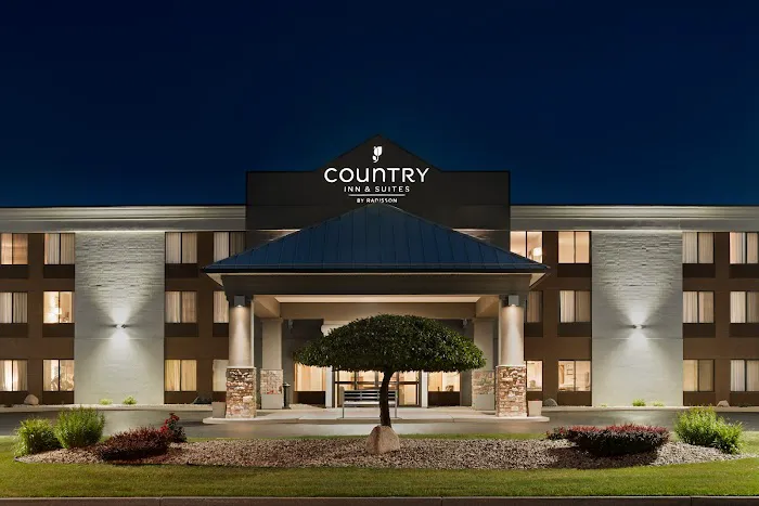 Country Inn & Suites by Radisson, Mt. Pleasant-Racine West, WI 4