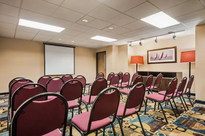 Country Inn & Suites by Radisson, Mt. Pleasant-Racine West, WI 4
