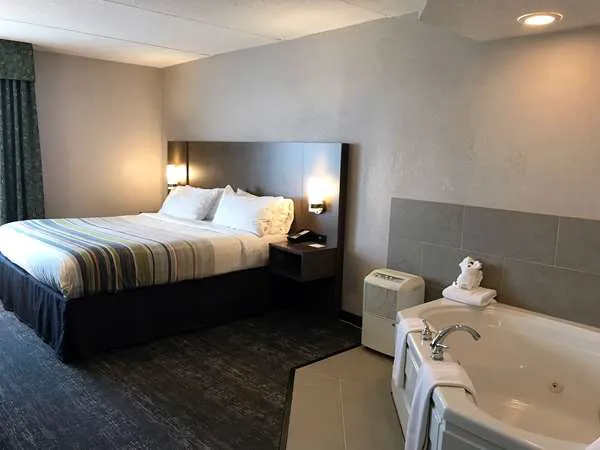 Country Inn & Suites by Radisson, Mt. Pleasant-Racine West, WI 4
