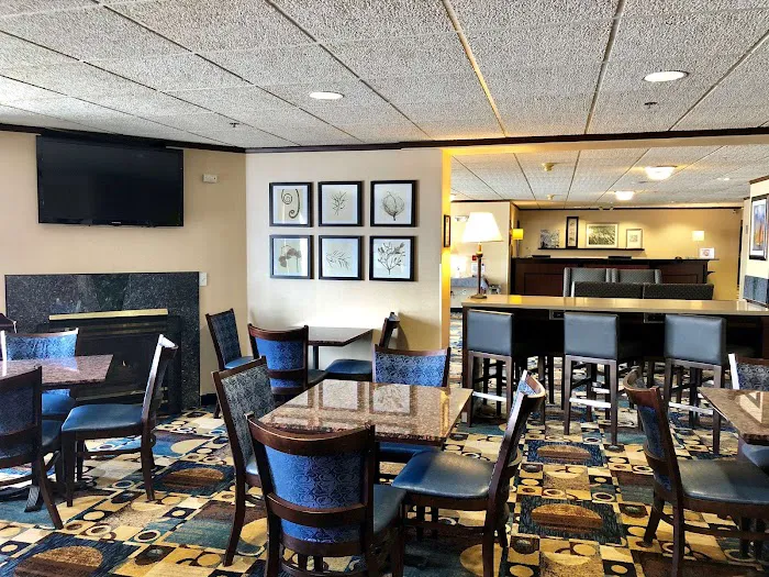 Country Inn & Suites by Radisson, Mt. Pleasant-Racine West, WI 4