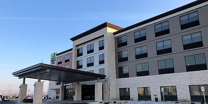 Holiday Inn Express & Suites Racine by IHG 4