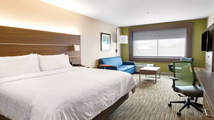 Holiday Inn Express & Suites Racine by IHG 4