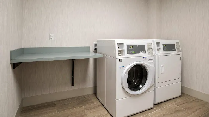 Holiday Inn Express & Suites Racine by IHG 4