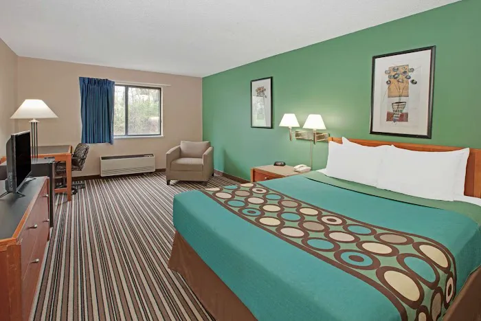 Super 8 by Wyndham Richmond 4