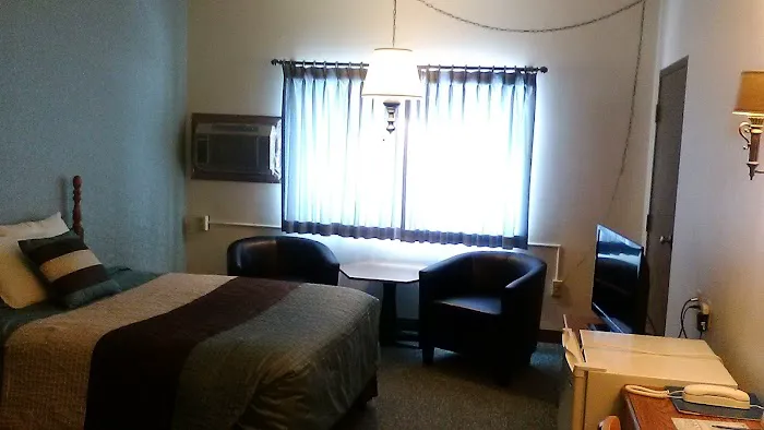 Landmark Motel 4