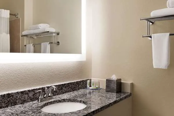 AmericInn by Wyndham Appleton Airport 4