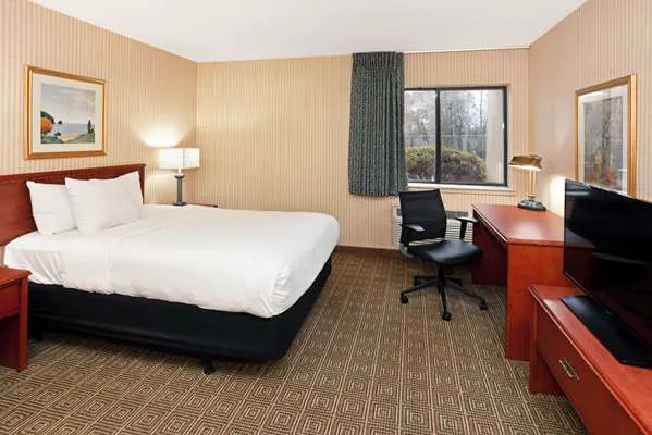 La Quinta Inn & Suites by Wyndham Stevens Point 4