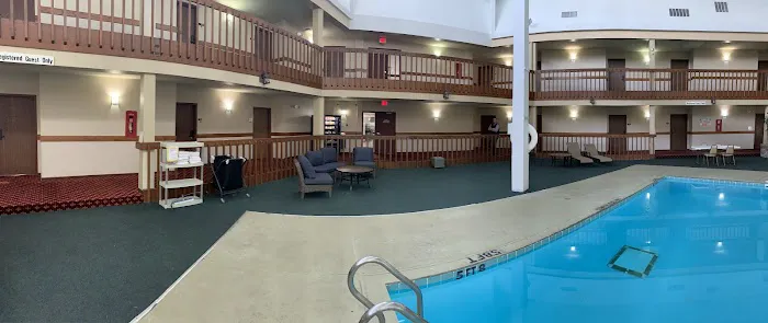 Econo Lodge Inn & Suites 4