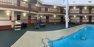 Econo Lodge Inn & Suites